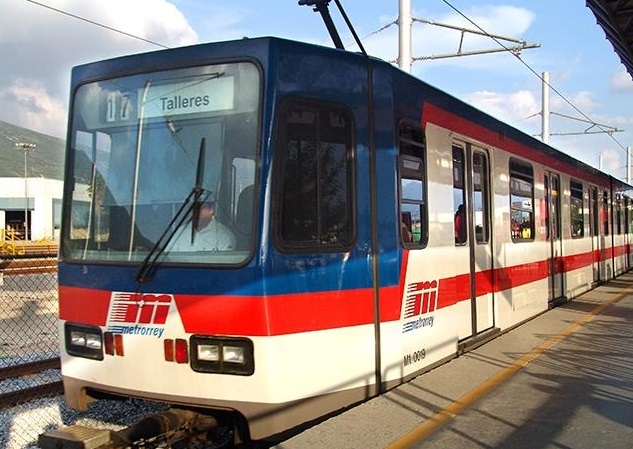 モンテレイ地下鉄駅に到着するサッカーファン