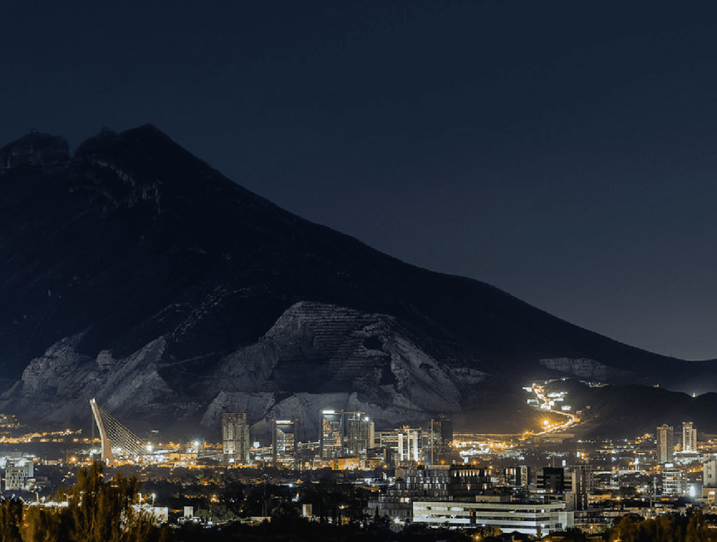 モンテレイ・エスタディオBBVAの夜景と試合前の雰囲気