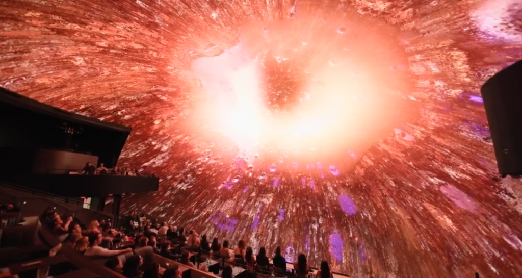 Cosmのシェアードリアリティ体験で観客がドームスクリーンに包まれる様子