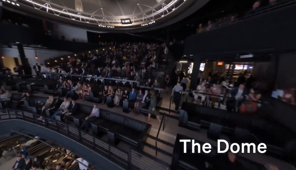 The Hall（ザ・ホール）のラウンジ風エリアでの観戦風景